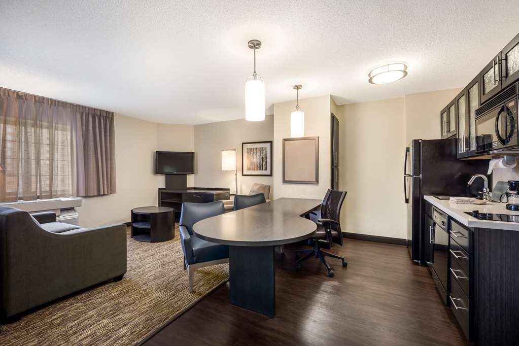 One Bedroom Suite – Queen at Sonesta Simply Suites Silicon Valley – Santa Clara