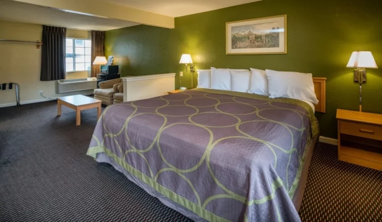 King Suite at Rose Garden Inn San Jose Airport