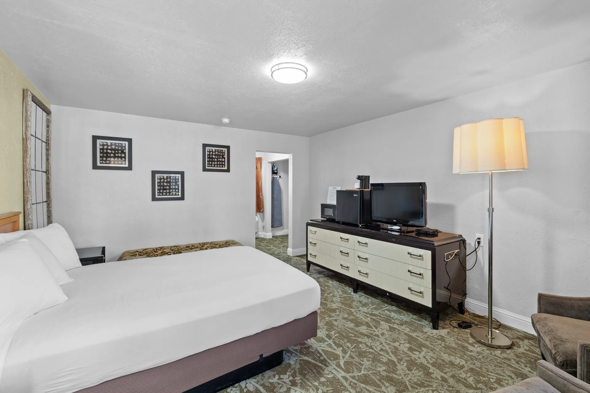 Queen Room at Rose Garden Inn San Jose Airport