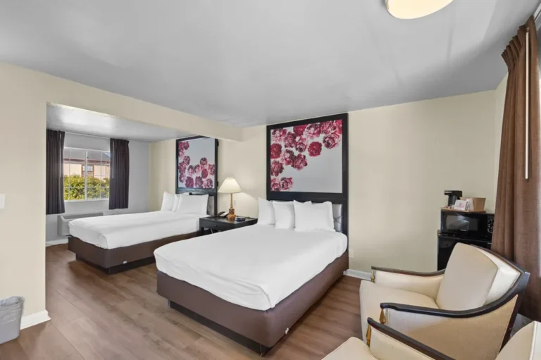 Double Queen Room at Rose Garden Inn San Jose Airport