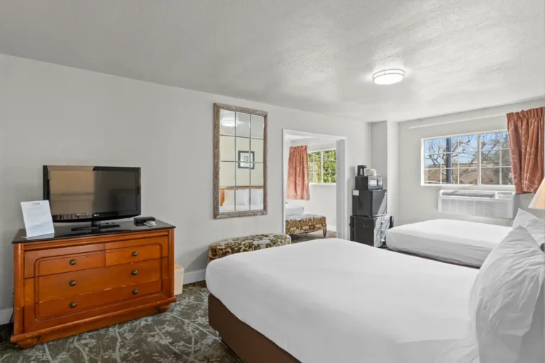 Triple Queen Room at Rose Garden Inn San Jose Airport