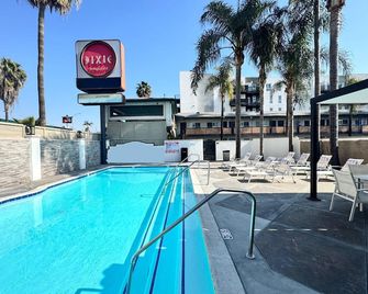 Rooms with Kitchen at The Dixie Hollywood