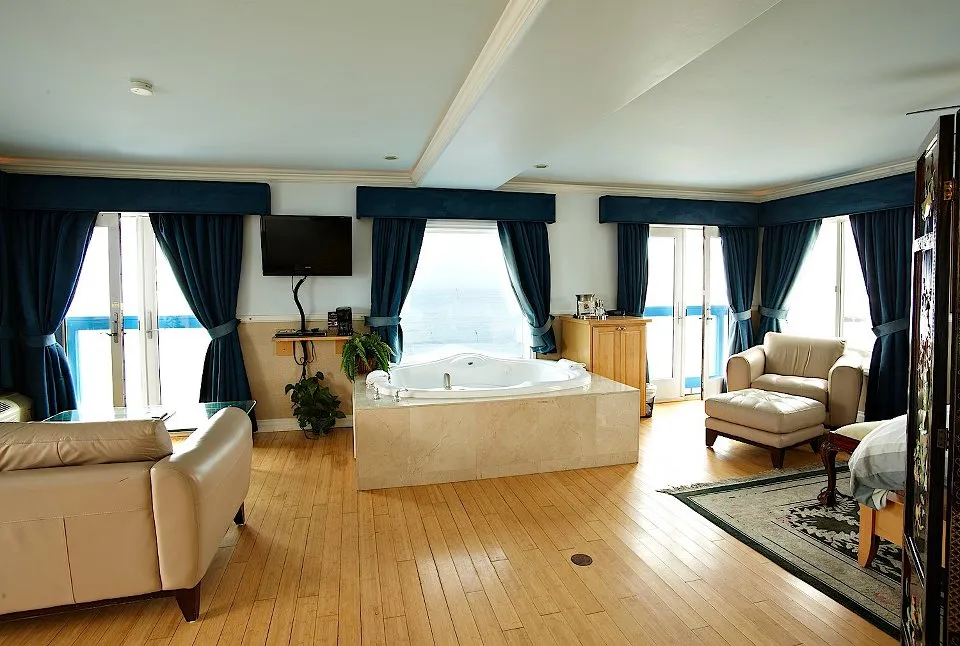 Presidential Suite at Inn at Sunset Cliffs