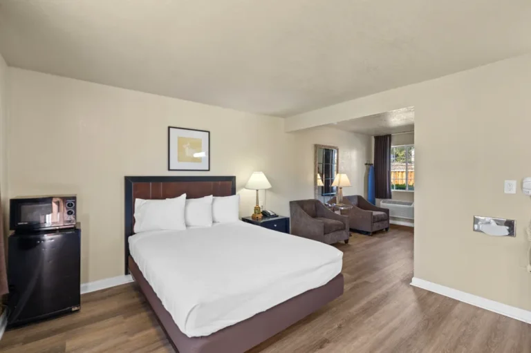 Queen Room ADA at Rose Garden Inn San Jose Airport